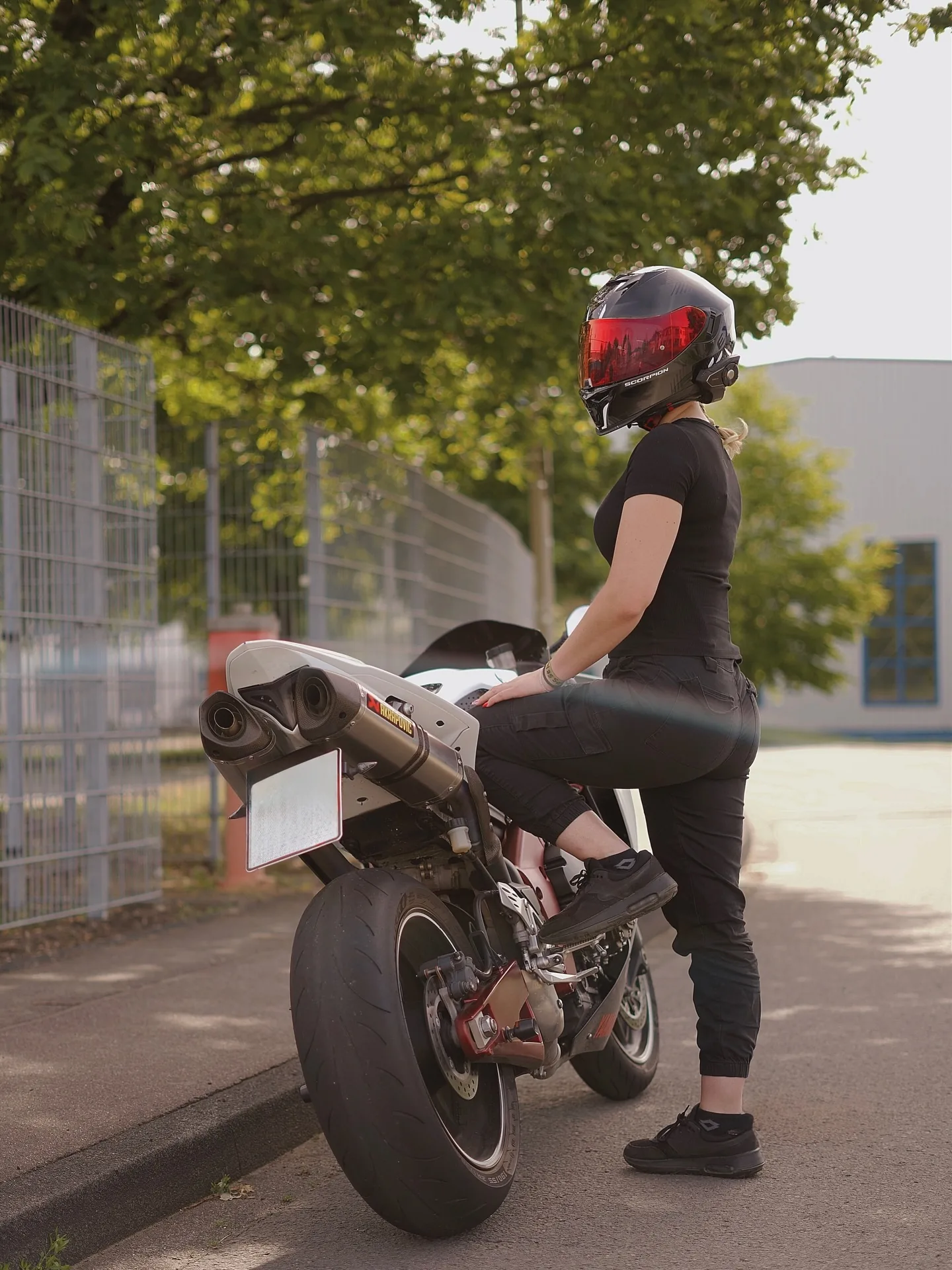Motorrad im Wheelie, Hinterrad-Aktion